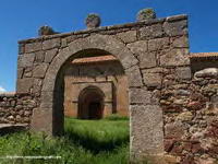 ARCO DE ACCESO MODERNO CON ESTELAS