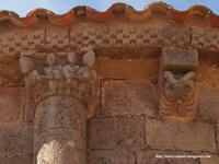 CANECILLO Y CAPITEL DE COLUMNA ABSIDAL
