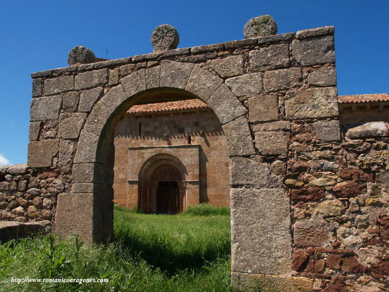 ARCO DE ACCESO MODERNO CON ESTELAS