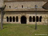VISTA FRONTAL DE LA GALERÍA PORTICADA