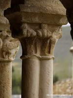 CAPITEL DOBLE CON DECORACI&Oacute;N VEGETAL