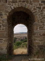 PASO BAJO LA TORRE DESDE EL NORTE. AL FONDO YANGUAS