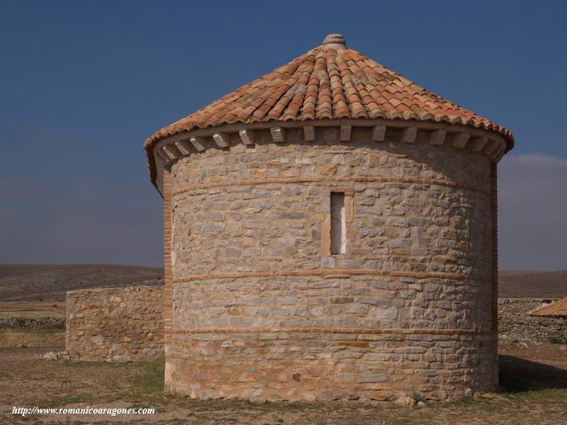 CILINDRO ABSIDAL ANIMADO CON TRES ZUNCHOS DE LADRILLO