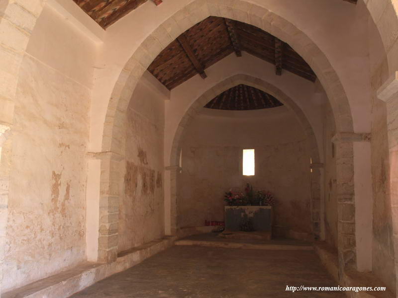 INTERIOR DEL TEMPLO HACIA LA CABECERA