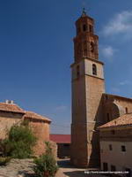 TORRE DE LA PARROQUIAL Y DETR�S LA ERMITA