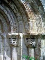 DETALLE DE LOS CAPITELES DE LA PORTADA