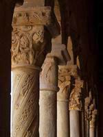 BELLA ESTAMPA DE CAPITELES Y COLUMNAS