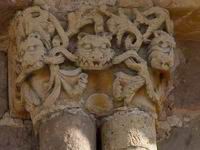 CAPITEL DE LEONES Y VOLUTAS