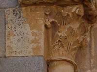CAPITEL DEL LADO NORTE, CON EPIGRAFIA EN SU LADO IZQUIERDO