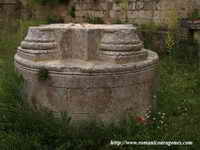 DETALLE DE UNA BASE DE PILASTRA CRUCIFORME