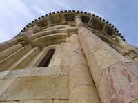 CONTRAPICADO ABSIDAL. COLUMNA EXAGONAL