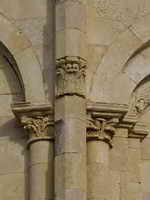 DETALLE DE ARTICULACI&Oacute;N DE LA COLUMNA EXAGONAL CON CAPITEL INTERMEDIO
