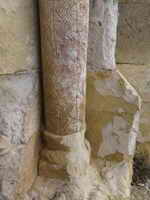COLUMNA CON RESTOS DE DECORACI&Oacute;N GEOM&Eacute;TRICA INCISA