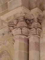 CAPITEL SOBRE LAS COLUMNAS SURESTE
