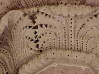 DETALLE DEL CAPITEL SOBRE LAS COLUMNAS SURESTE
