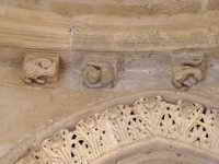 DECORACI&Oacute;N SOBRE EL VANO CENTRAL
