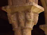 CAPITEL DE LAS CABEZAS CORONADS