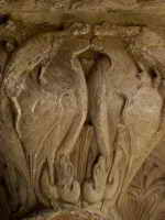 AVES CON CABEZA DE DRAGON Y COCATRIS SOBRE ELLAS