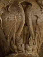 AVES CON CABEZA DE DRAGON Y COCATRIS SOBRE ELLAS
