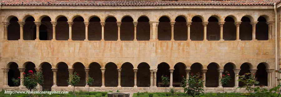 LADO NORTE DEL CLAUSTRO CON SU ASIMETRÍA