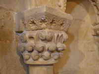 CAPITEL DECORADO CON BOLAS