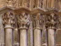 CAPITELES DEL LADO NORTE. PORTADA DE PONIENTE