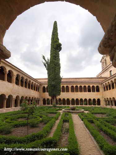 CLAUSTRO DESDE LA PANDA ESTE, CON SU EMBLEMÁTICO CIPRÉS