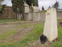 MOJ&Oacute;N DEL CAMINO DE SANTIAGO ANTE EL CEMENTERIO