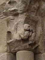 CAPITELES DEL VENTANAL A NUESTRA IZQUIERDA, DESDE EL INTERIOR DEL CEMENTERIO