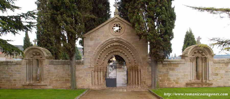 ACCESO AL CEMENTERIO. PORTADA Y VENTANALES DE SAN JUAN DE ACRE