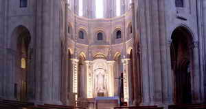 TRANSEPTO . ACCESO AL DEAMBULATORIO Y ALTAR CENTRAL