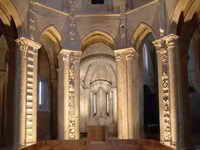 ALTAR CENTRAL. CUATRO PILASTRAS DECORADAS