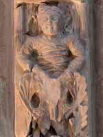 FIGURA EN LA PILASTRA 5