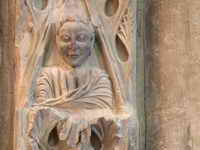 FIGURA EN LA PILASTRA 5