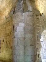 COLUMNAS ADOSADAS SIN BASA NI CAPITEL