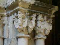 ARP�AS EN CAPITELES DEL CLAUSTRO
