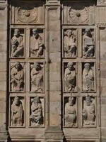 ESCULTURAS AL LADO IZQUIERDO DE LA PUERTA SANTA
