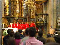 SACERDOTES CONCELEBRANDO EN MISA DEL PEREGRINO