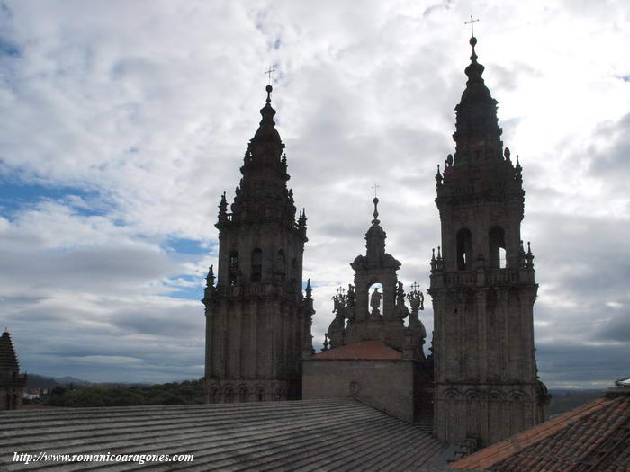 TORRES DE LA FACHADA OESTE DESDE EL TRANSEPTO NORTE