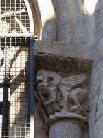 CAPITEL DE LA CABECERA, SOBRE LA PUERTA SANTA