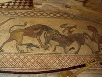 ESCENA DE LEONES ABATIENDO RUMIANTE