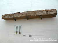 VIGA CON REBAJES PARA GRAPAS Y GRAPAS. MUSEO PROVNCIAL DE ZAMORA