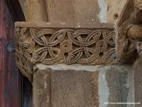 DECORACI�N GEOM�TRICA EN LA IMPOSTA ESTE DE LA PORTADA SUR