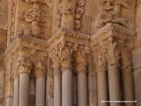 CAPITELES DEL LADO IZQUIERDO EN LA PORTADA NORTE