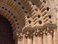 DETALLE DE LA DECORACI�N DE ARQUIVOLTAS Y CAPITELES