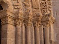 PORTADA SUR DEL TEMPLO: CAPITELES DEL LADO DERECHO