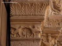 CAPITEL CON DRAGONES
