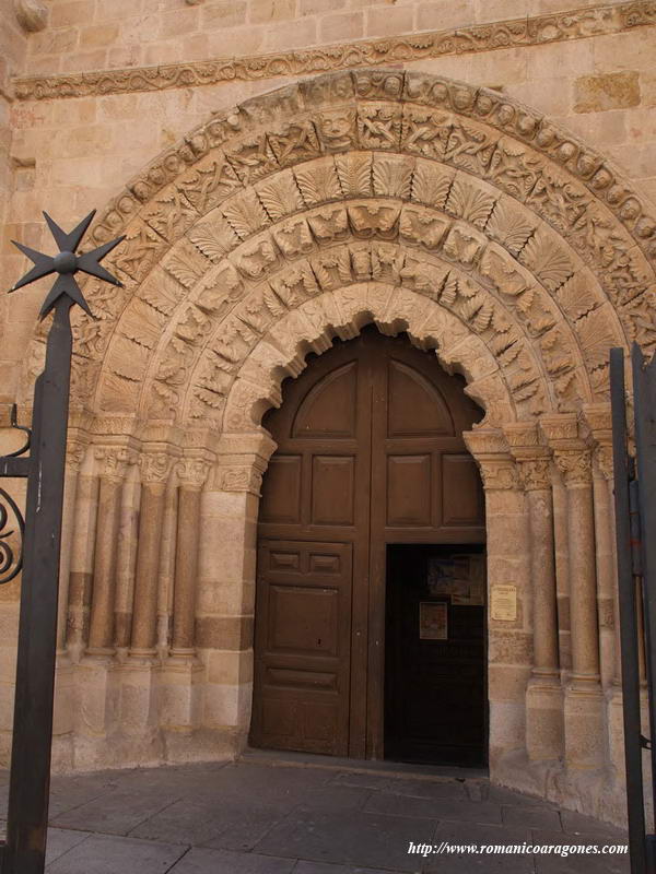 PORTADA SUR DEL TEMPLO