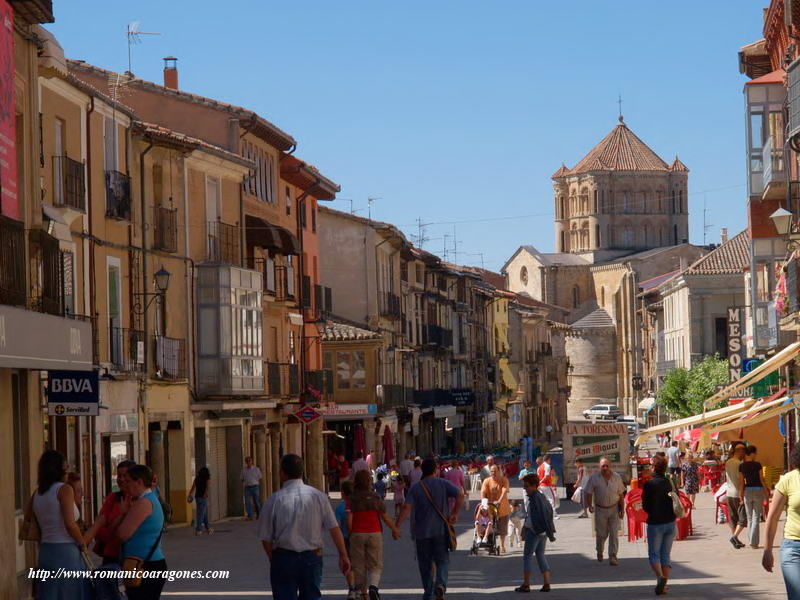 CALLE DE TORO, CON LA COLEGIATA AL FONDO