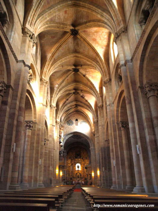 NAVE CENTRAL DESDE LOS PIES DEL TEMPLO